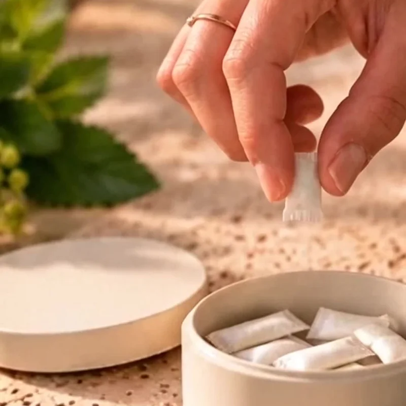 Ein kleiner Jureta Pouch wird aus der Dose genommen